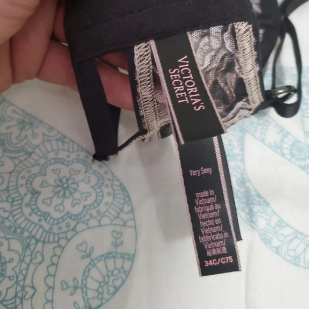 Victoria's Secret Bondage Bra **34C - Picture 8 of 9